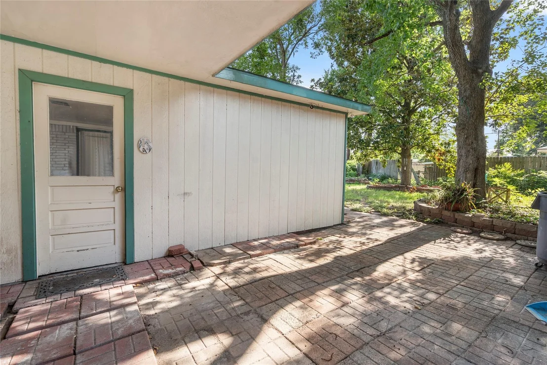 Photo of 8903 Roos Road