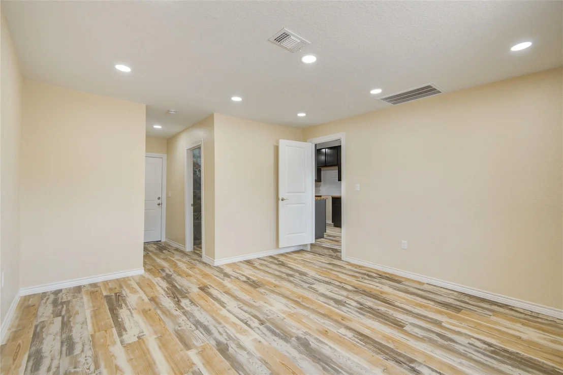 Photo of 826 W 12th Street