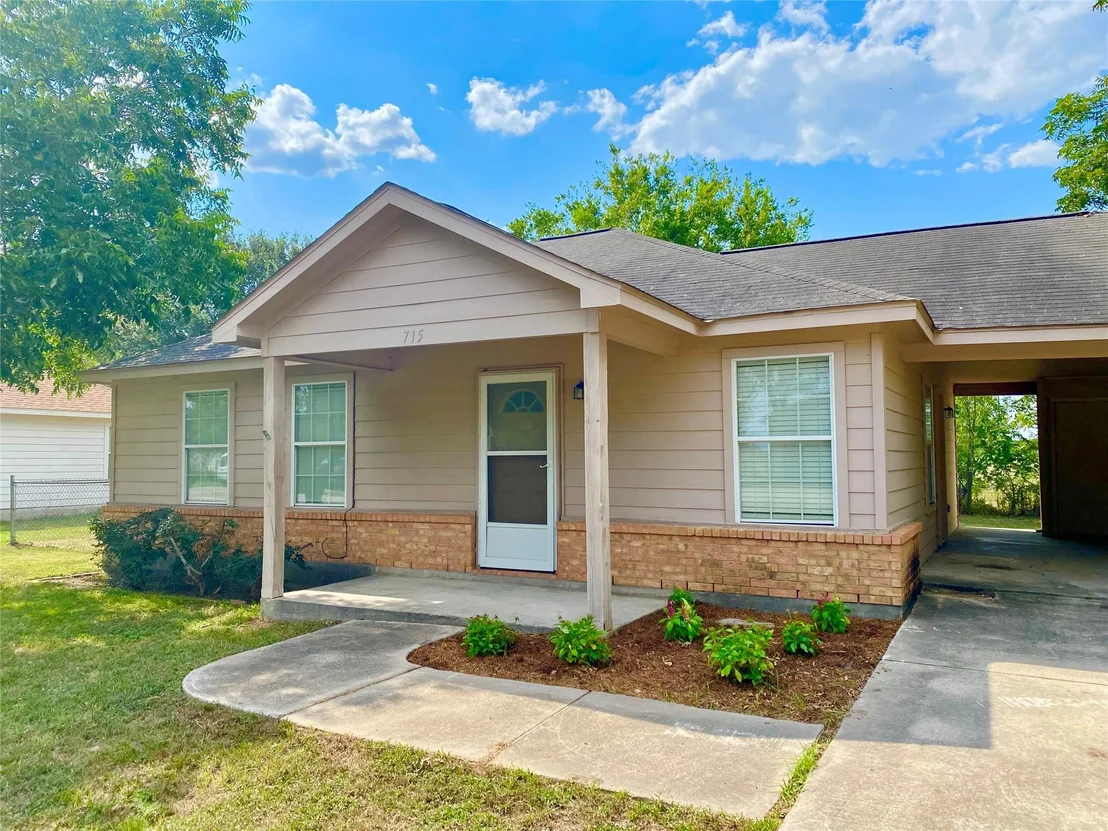 Photo of 715 Lakeview Drive