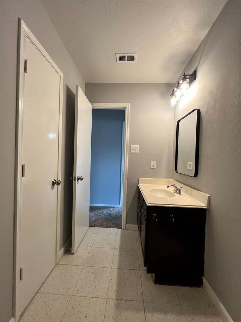 Photo of 919 N Oak Drive