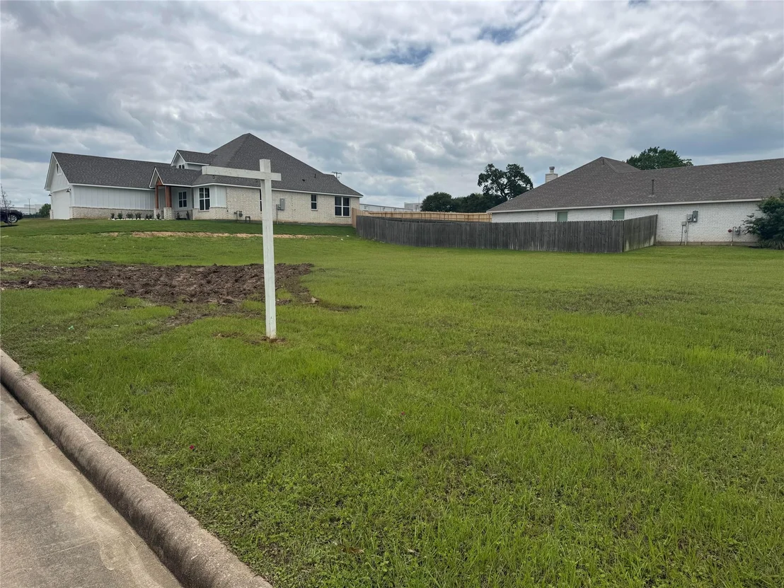 Photo of 1707 Twin Oaks Circle