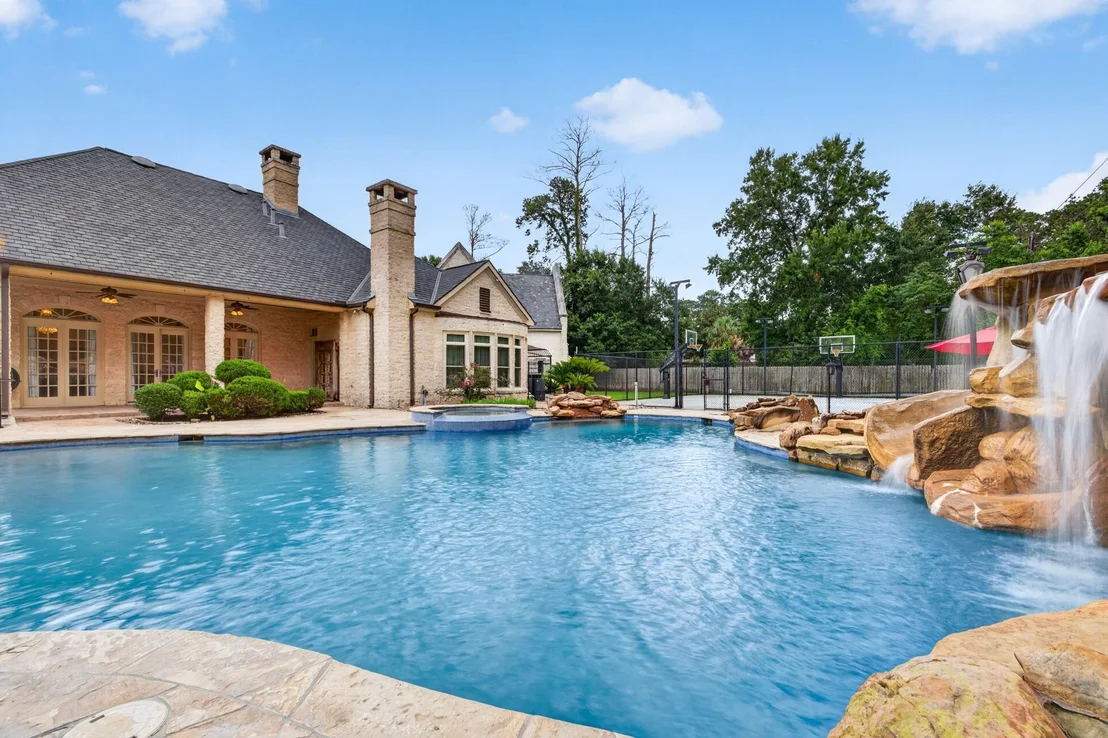 Photo of 728 Crestbend Drive