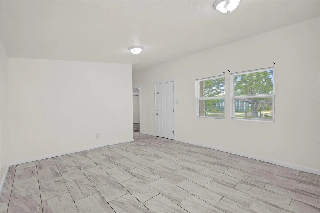 Photo of 726 W 6th Street