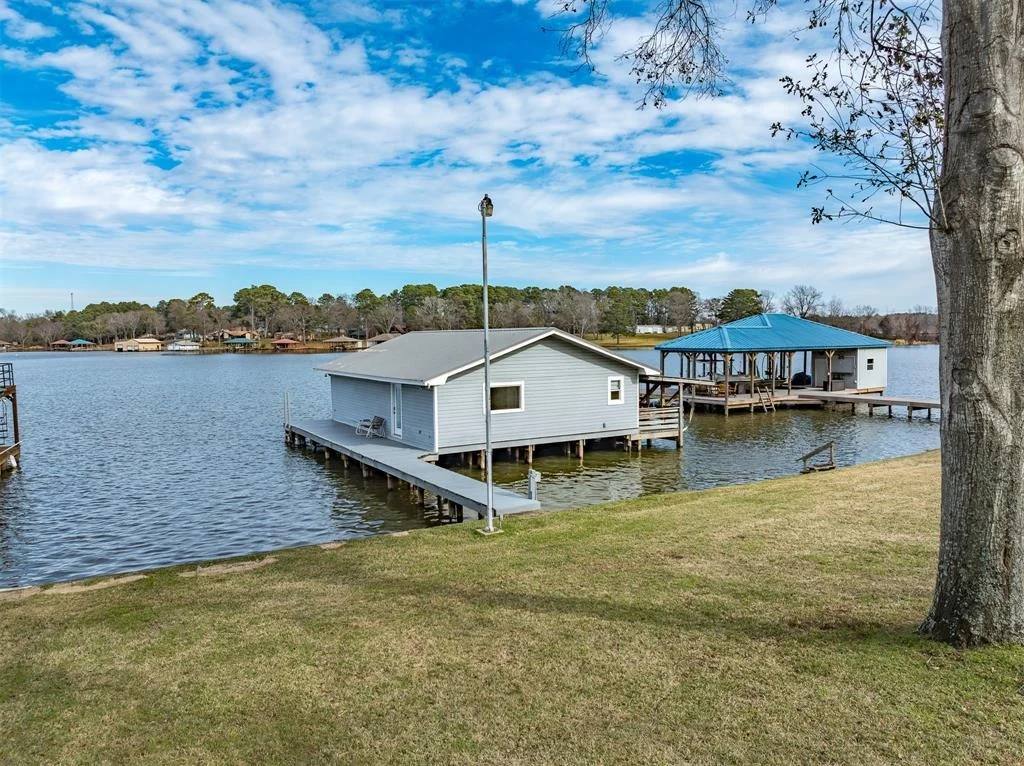Photo of 15490 Lakeside Drive