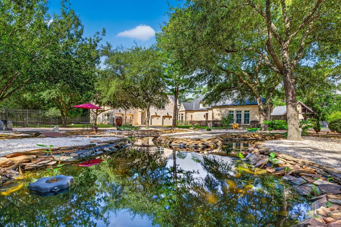 Photo of 728 Crestbend Drive