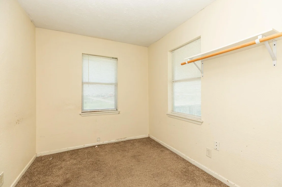 Photo of 910 Monument Drive