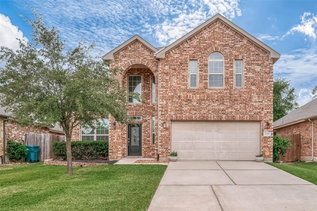 Photo of 2261 Oak Circle Drive N