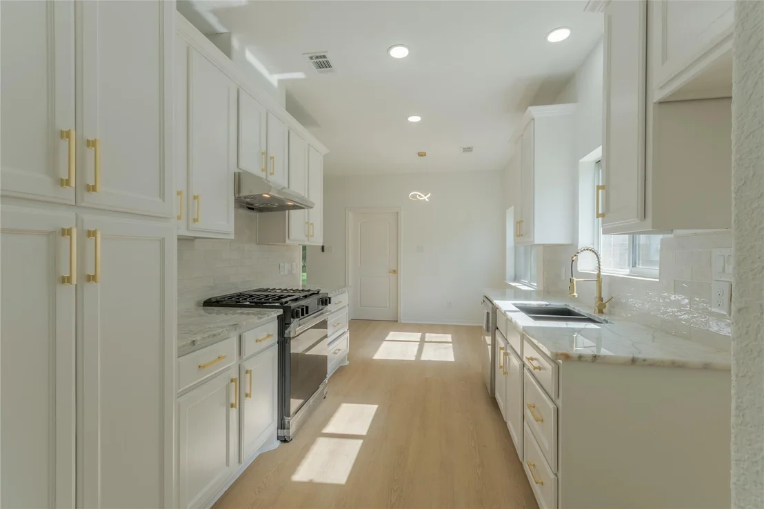 Photo of 1608 Southern Oaks Drive