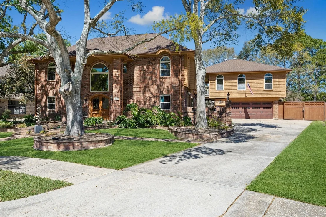 Photo of 1835 Raintree Circle