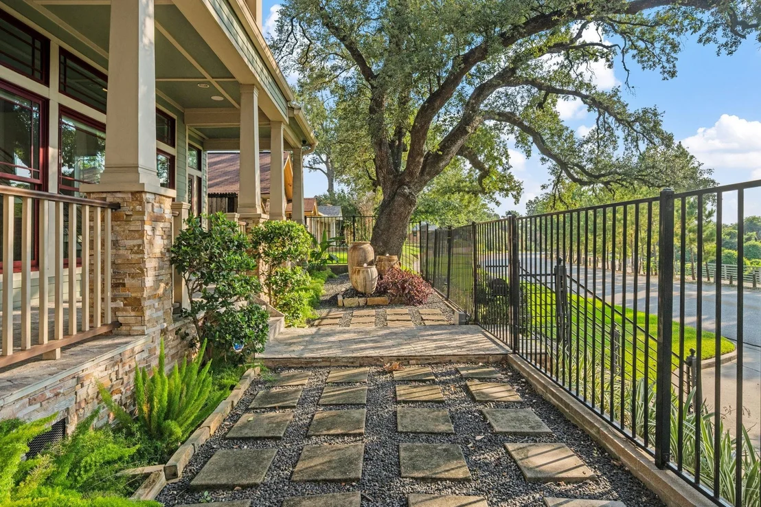 Photo of 2120 White Oak Drive