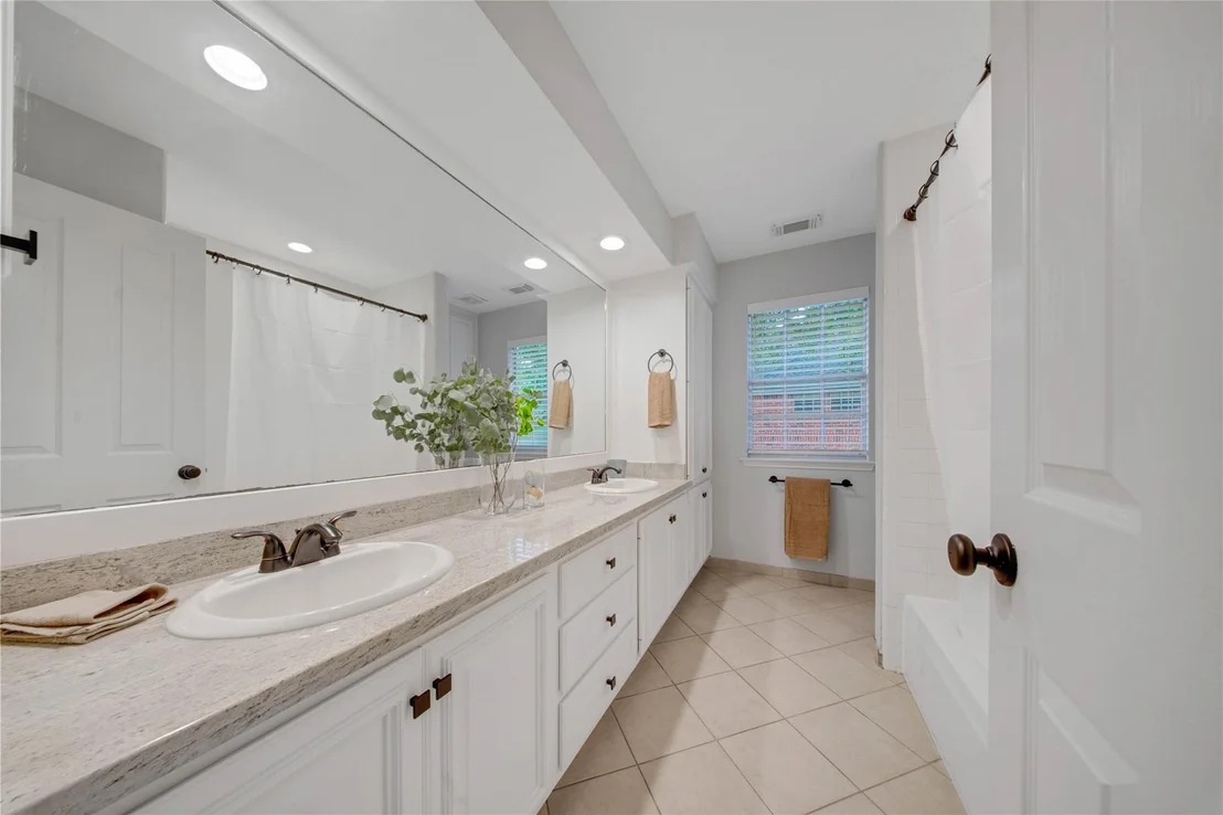 Photo of 79 N Cochrans Green Circle