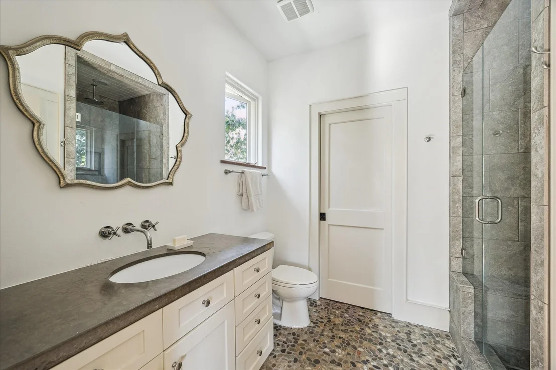 Photo of 1807 Albans Road