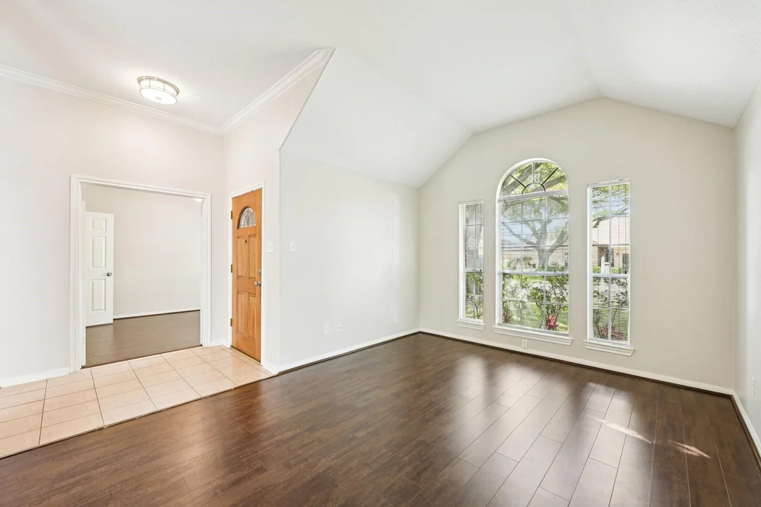 Photo of 1023 E Hampton Drive