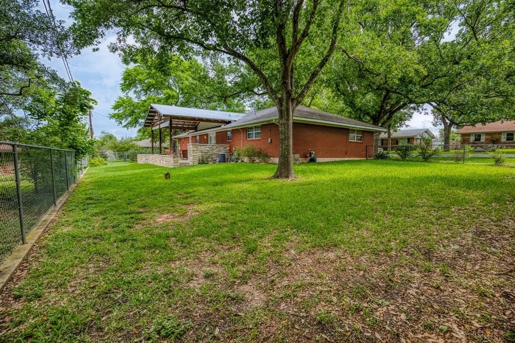 Photo of 1302 Woodson Lane