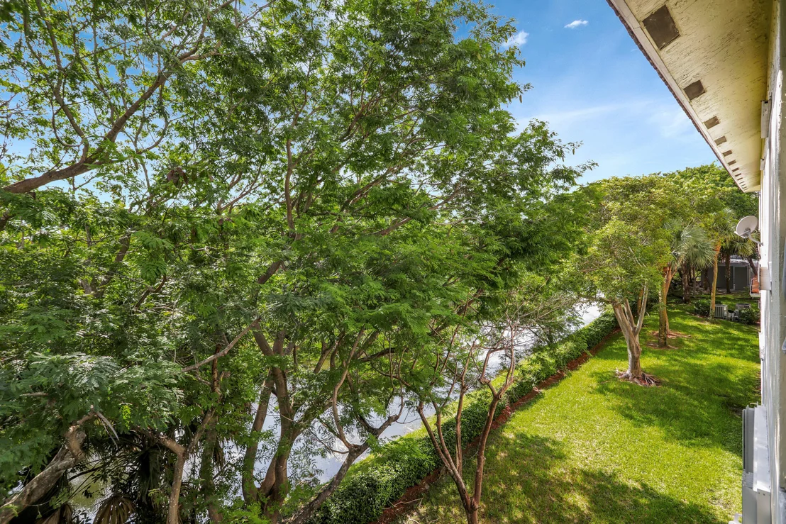Photo of Unit 301 at 2901 Riverside Drive