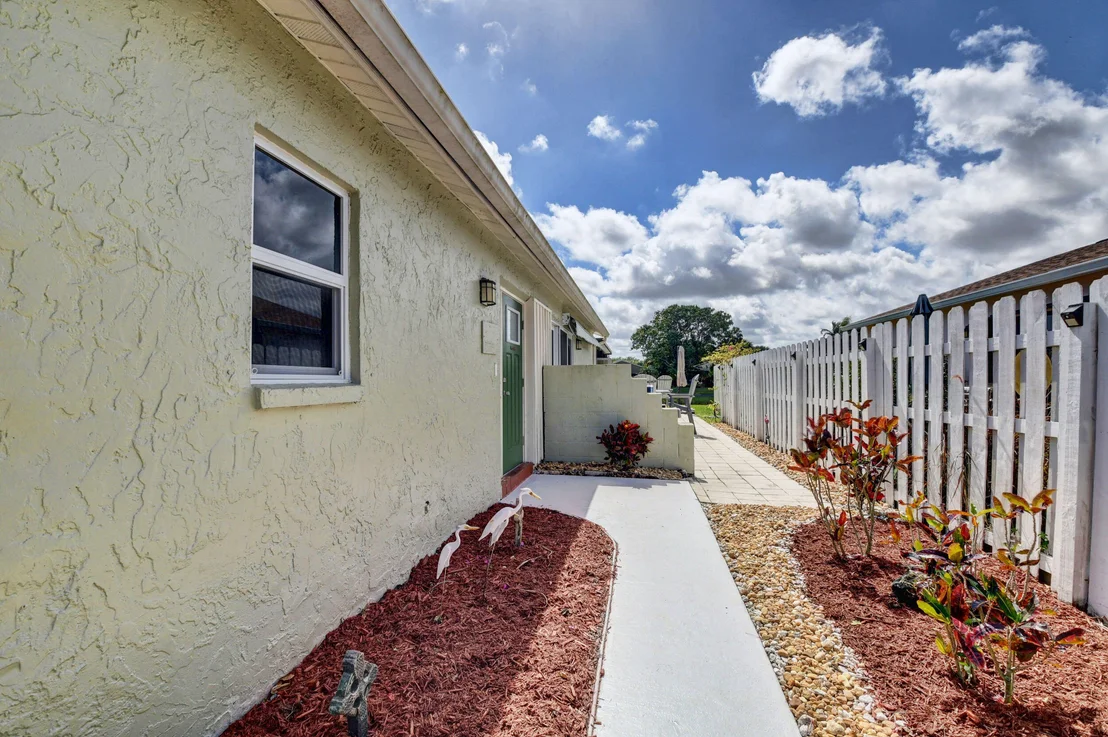 Photo of 5102 Mirror Lakes Boulevard