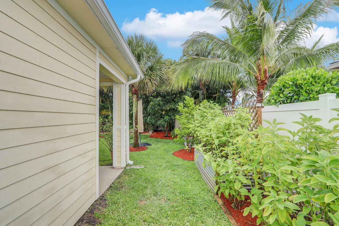 Photo of 17580 Cinquez Park Road E