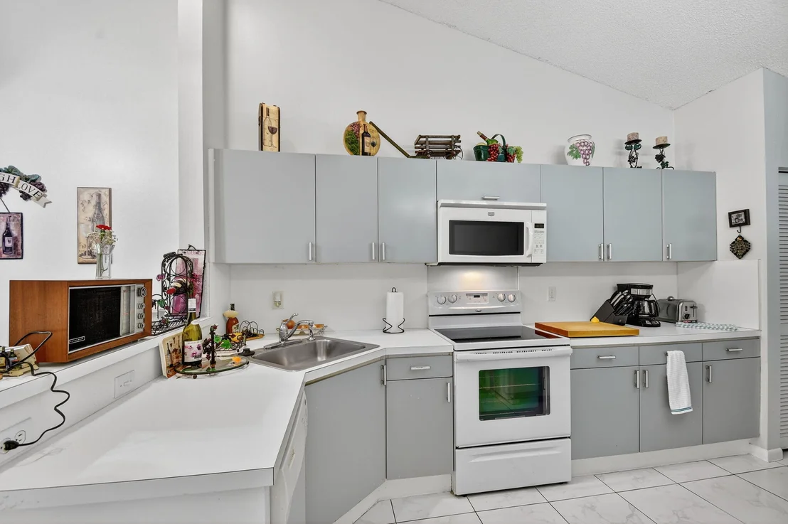Photo of 7147 Le Chalet Boulevard