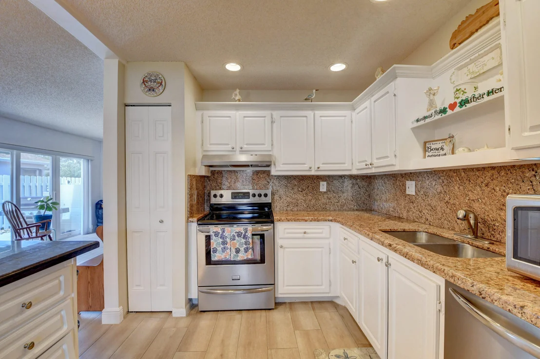 Photo of 5102 Mirror Lakes Boulevard