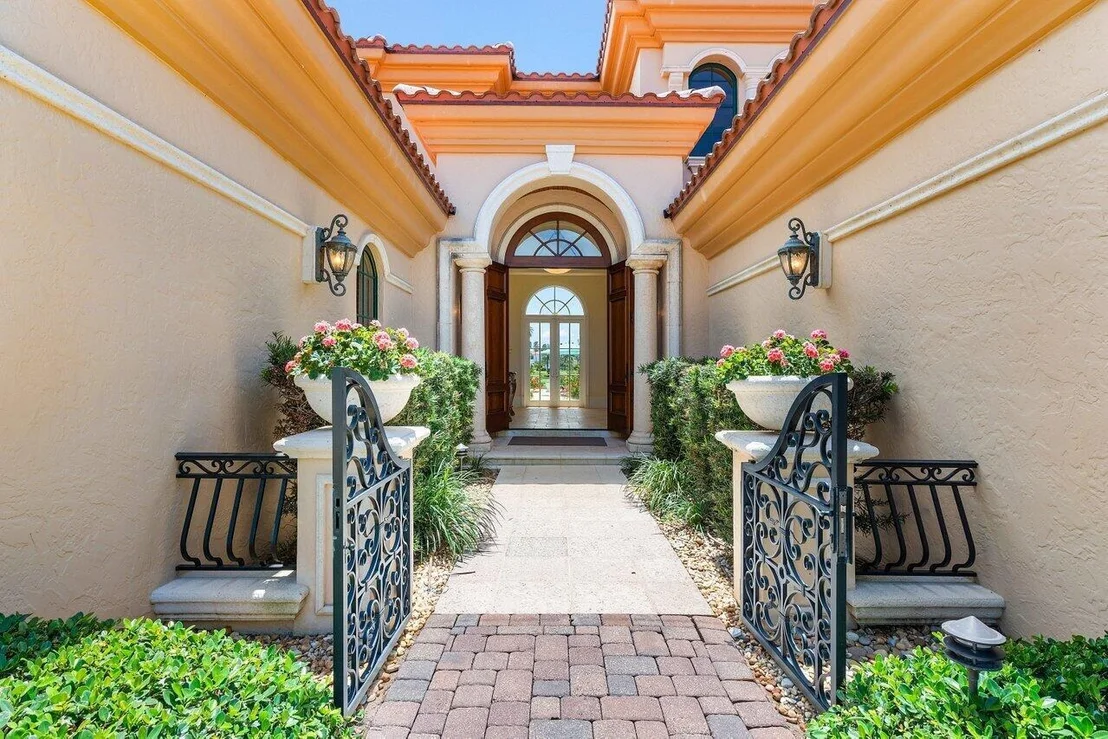 Photo of 6971 SE Harbor Circle