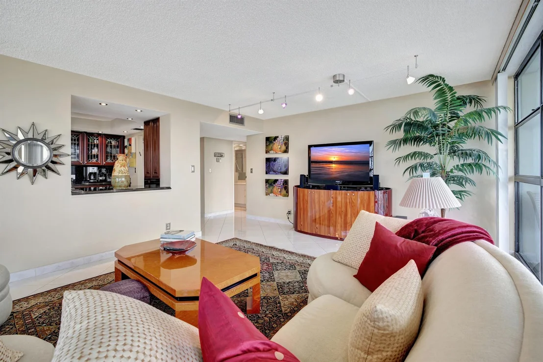 Photo of Unit 921 at 600 Parkview Drive