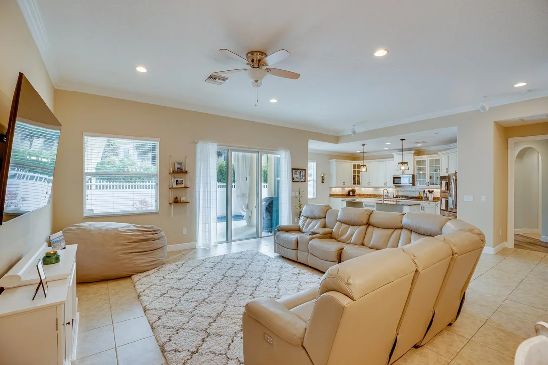 Photo of 4247 DIAMOND Square