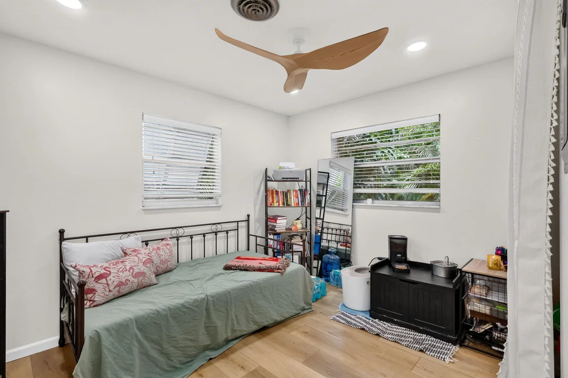 Photo of 902 SE OCEAN Avenue