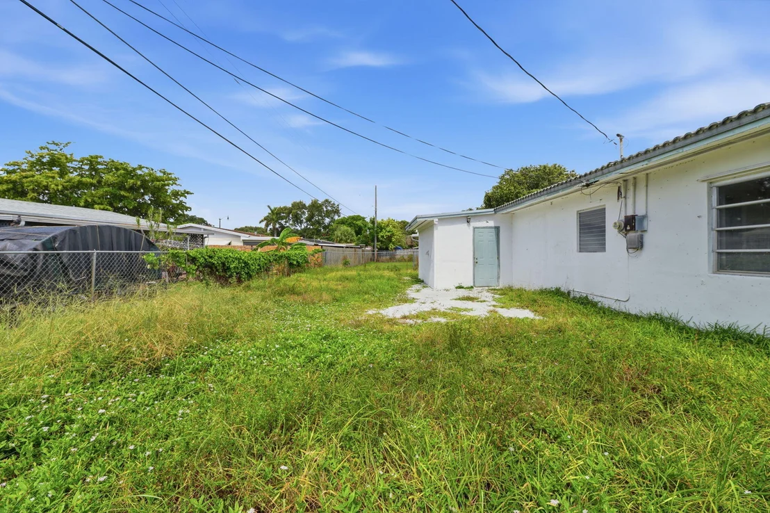 Photo of 1640 NE 32ND Place