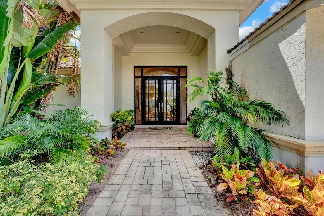 Photo of 4590 Live Oak Boulevard