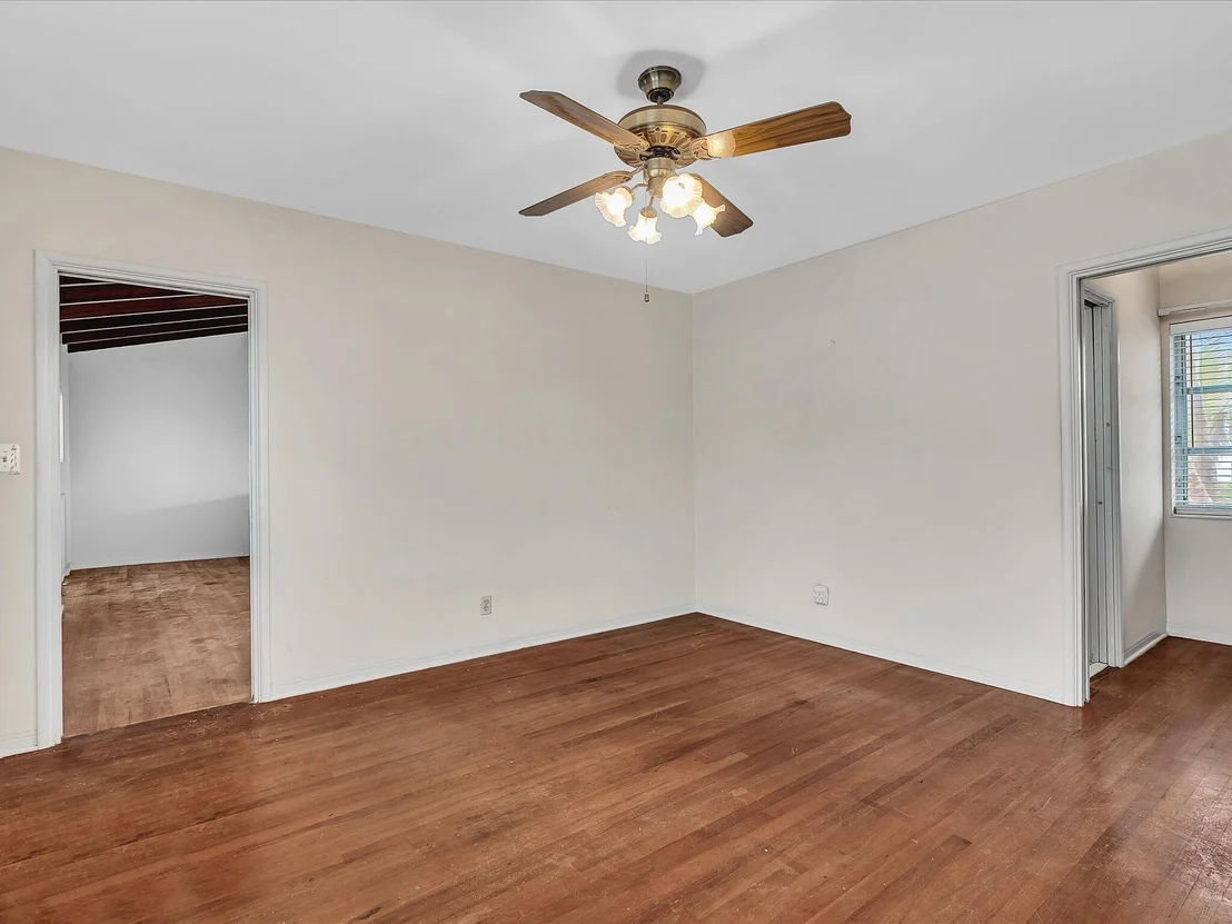 Photo of 702 S RIVERSIDE Drive