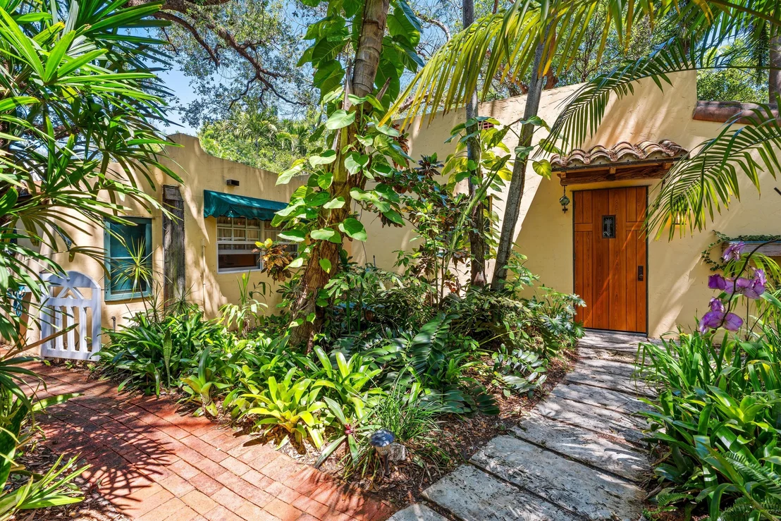 Photo of 825 Alamanda Street