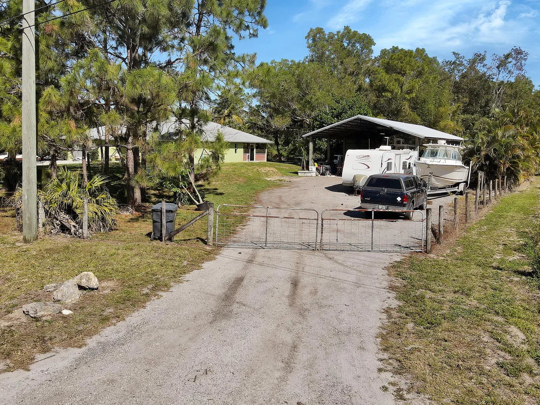 Photo of 18763 Hamlin Boulevard