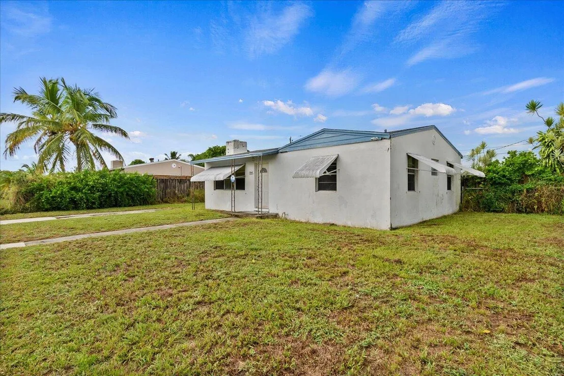 Photo of 725 Elm Road