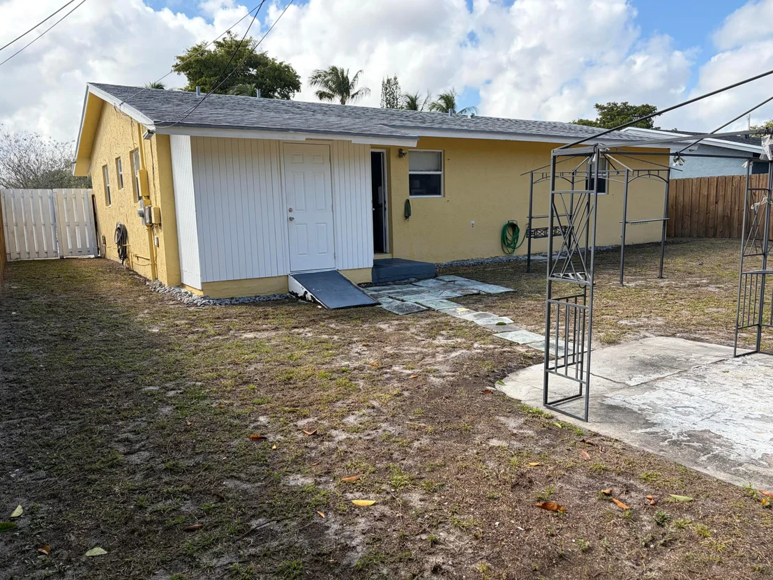Photo of 420 NW 7th Terrace