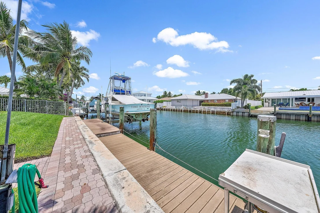 Photo of 925 Dolphin Drive
