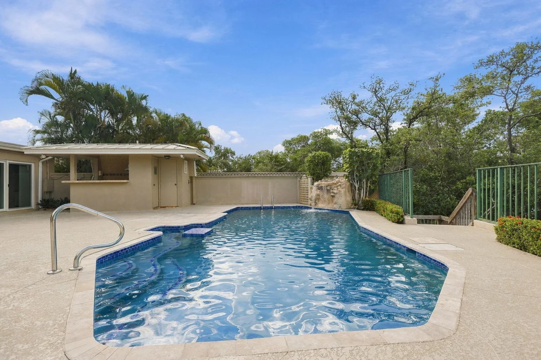 Photo of 352 River Edge Road