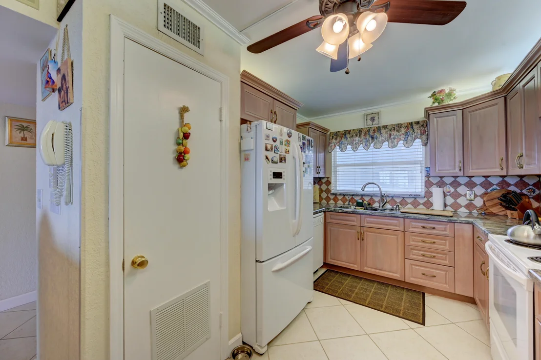Photo of Unit 708 at 401 Briny Avenue