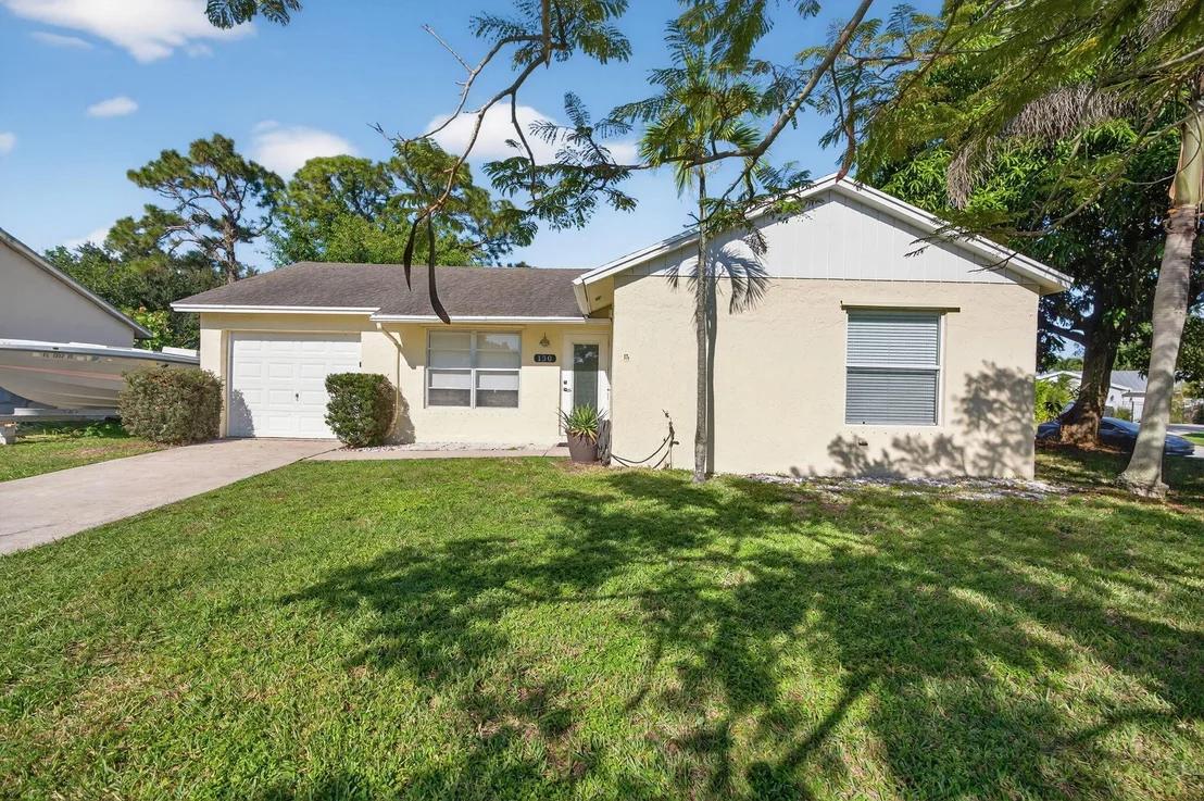 Photo of 130 Lakeside Circle