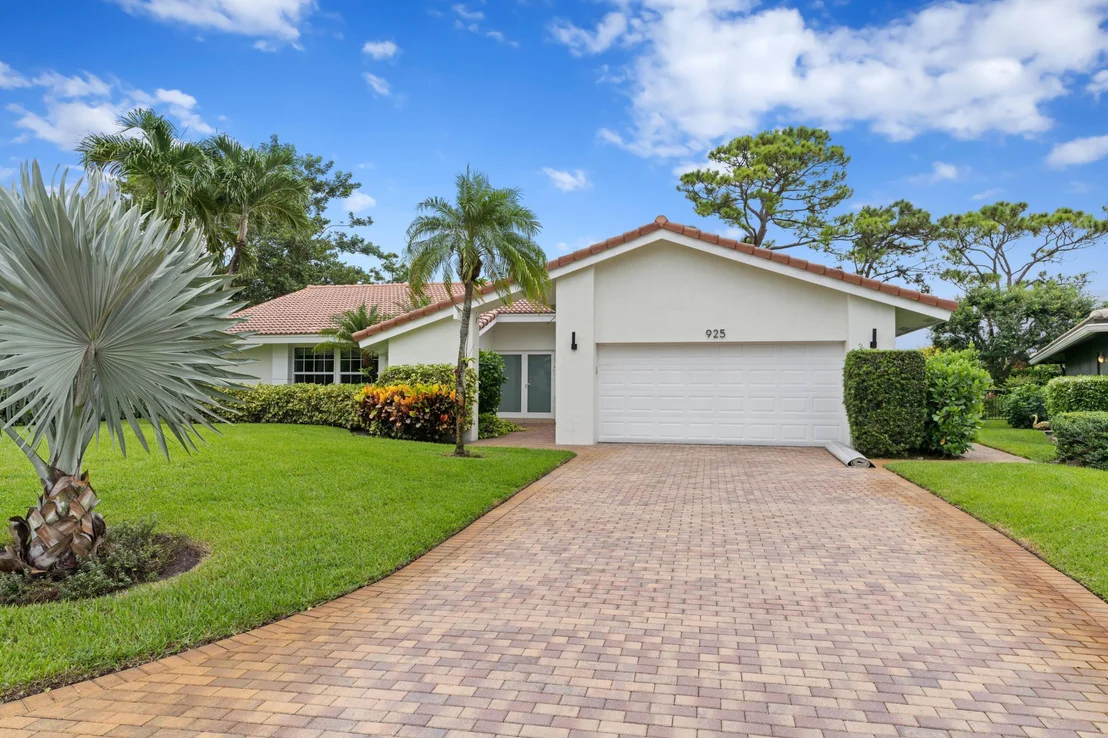Photo of 925 Foxpointe Circle