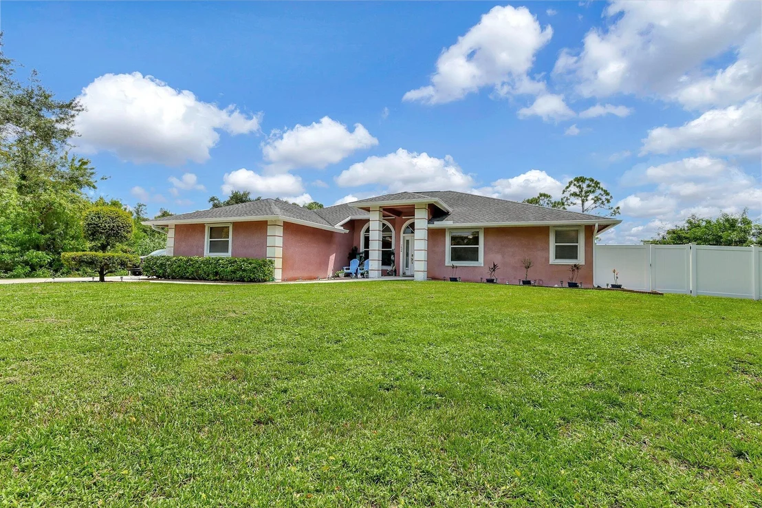Photo of 1624 SW Gregor Way Way