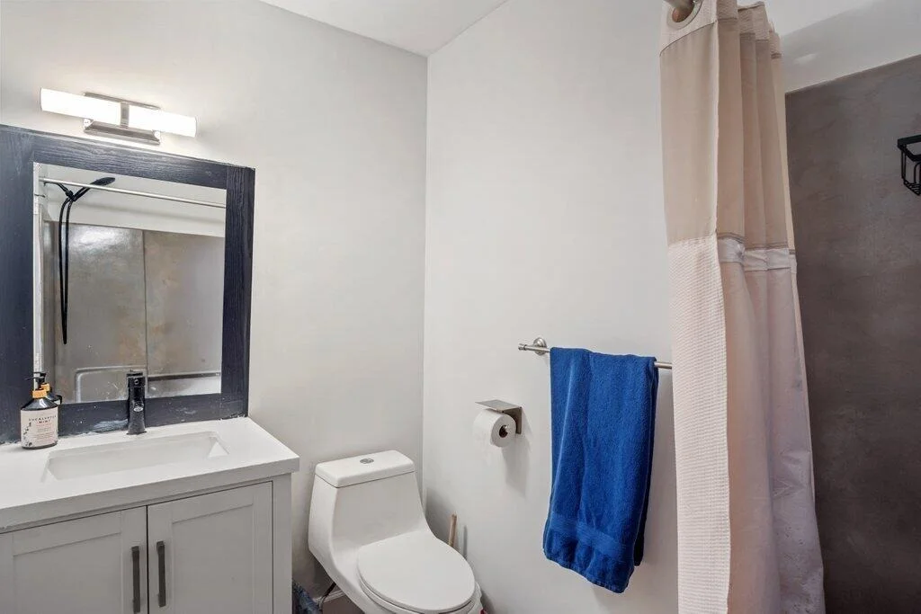 Photo of Unit B at 1402 Pinecrest Circle