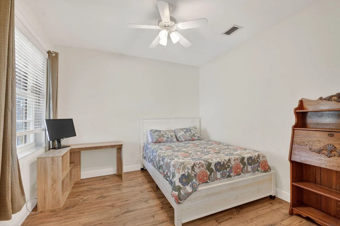 Photo of 1605 E Classical Boulevard