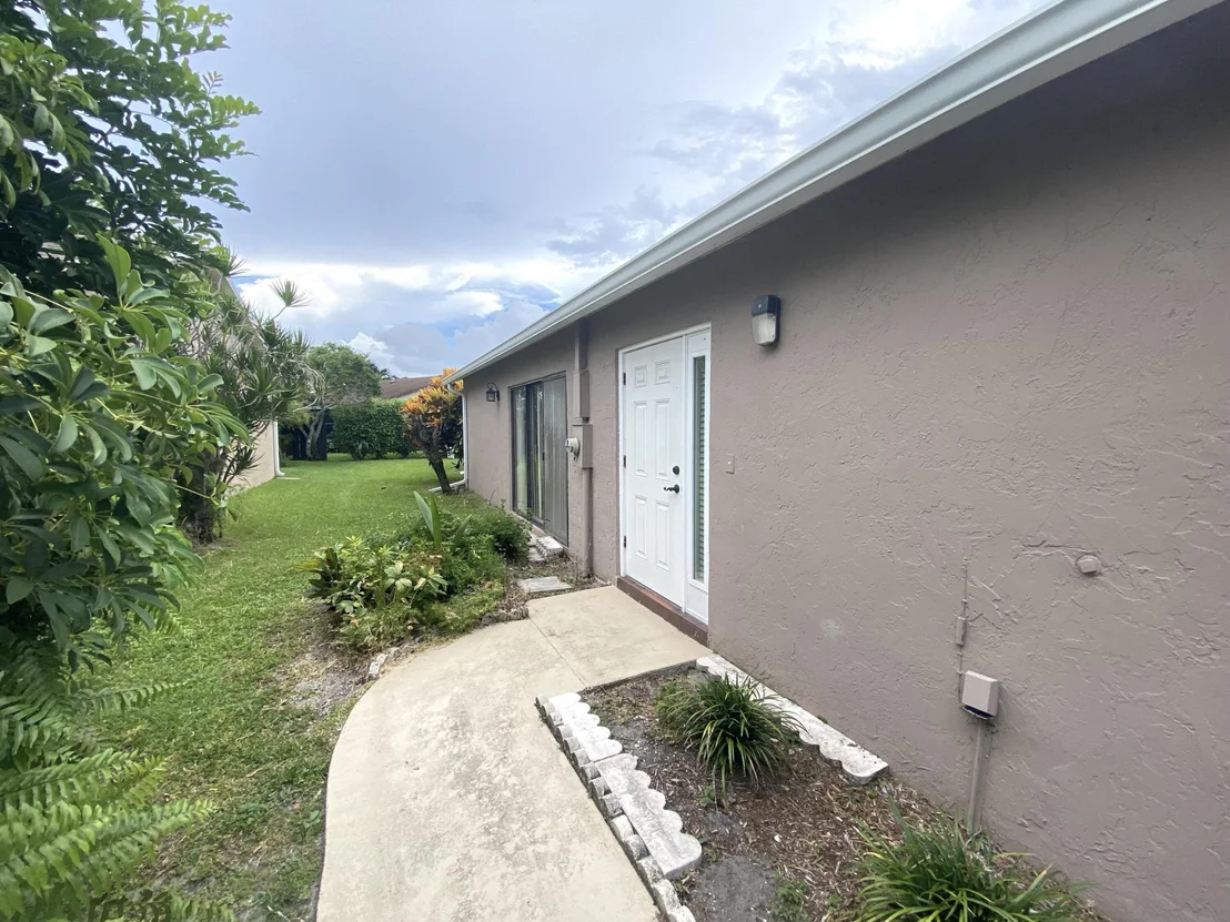 Photo of 5304 Mirror Lakes Boulevard