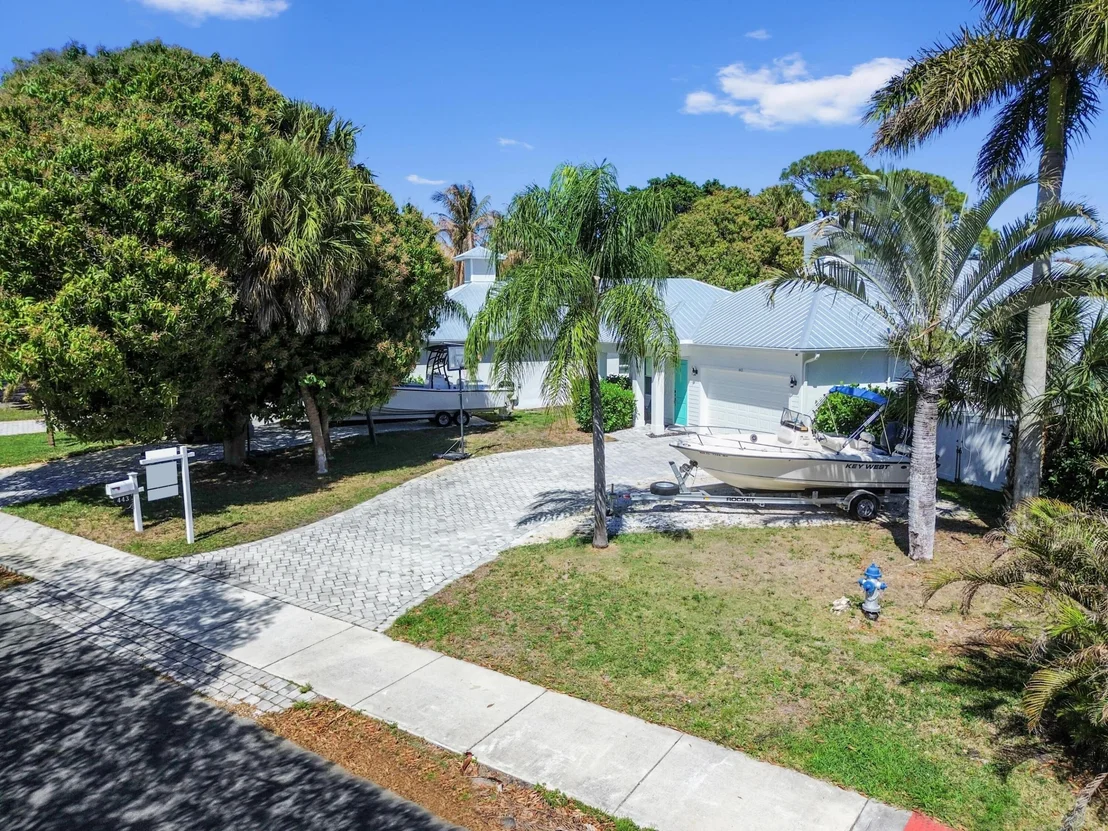 Photo of 443 SE Dolphin Drive