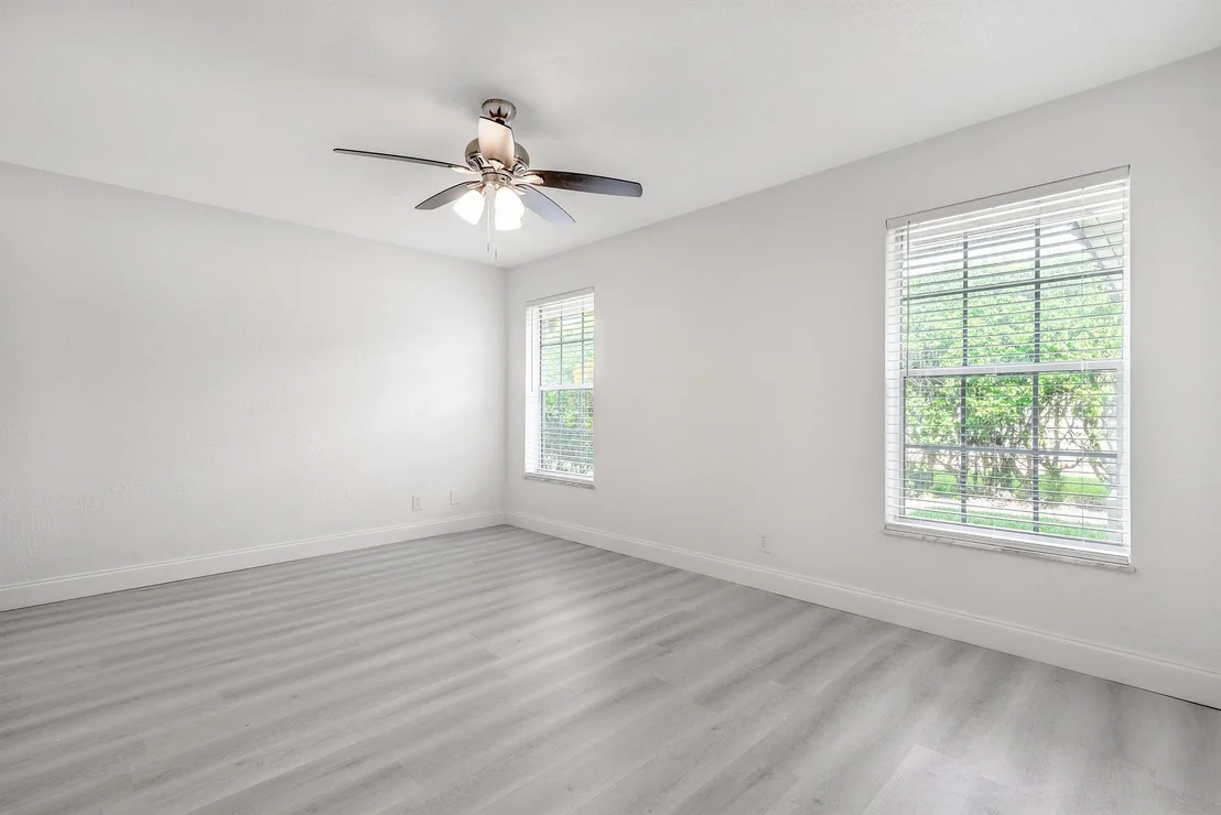 Photo of 886 Worcester Lane