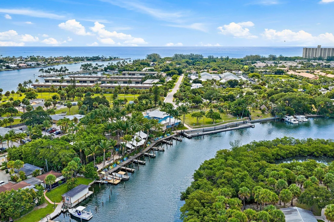 Photo of Unit 33 at 400 N HIGHWAY A1A