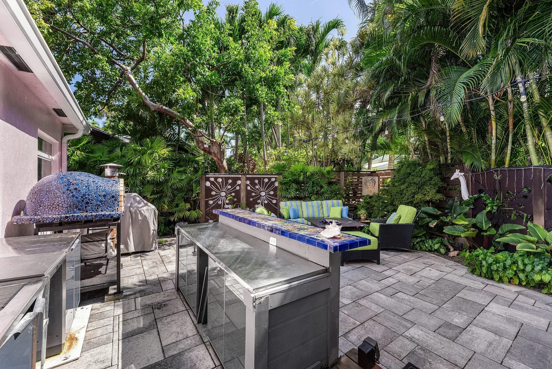 Photo of 742 PARK Drive W