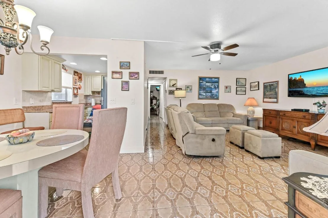 Photo of Unit M at 577 Monaco