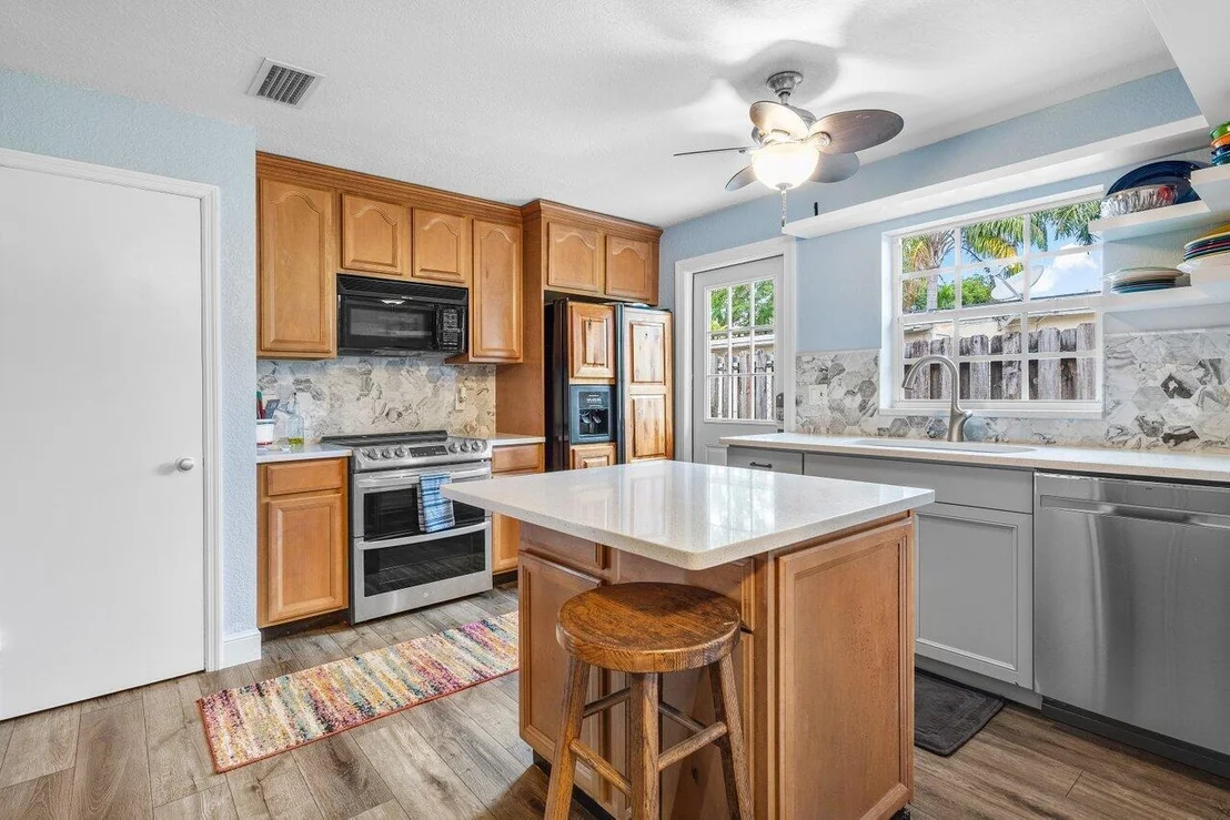 Photo of 403 W Whitney Drive