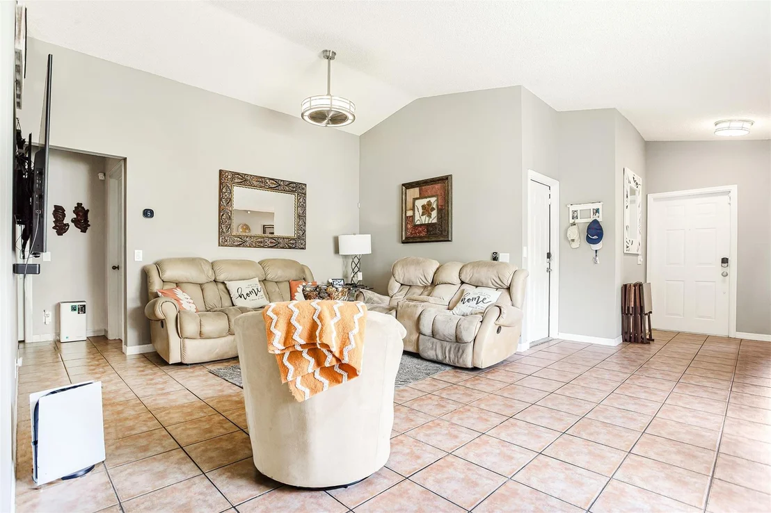 Photo of 1127 Alexander Bend